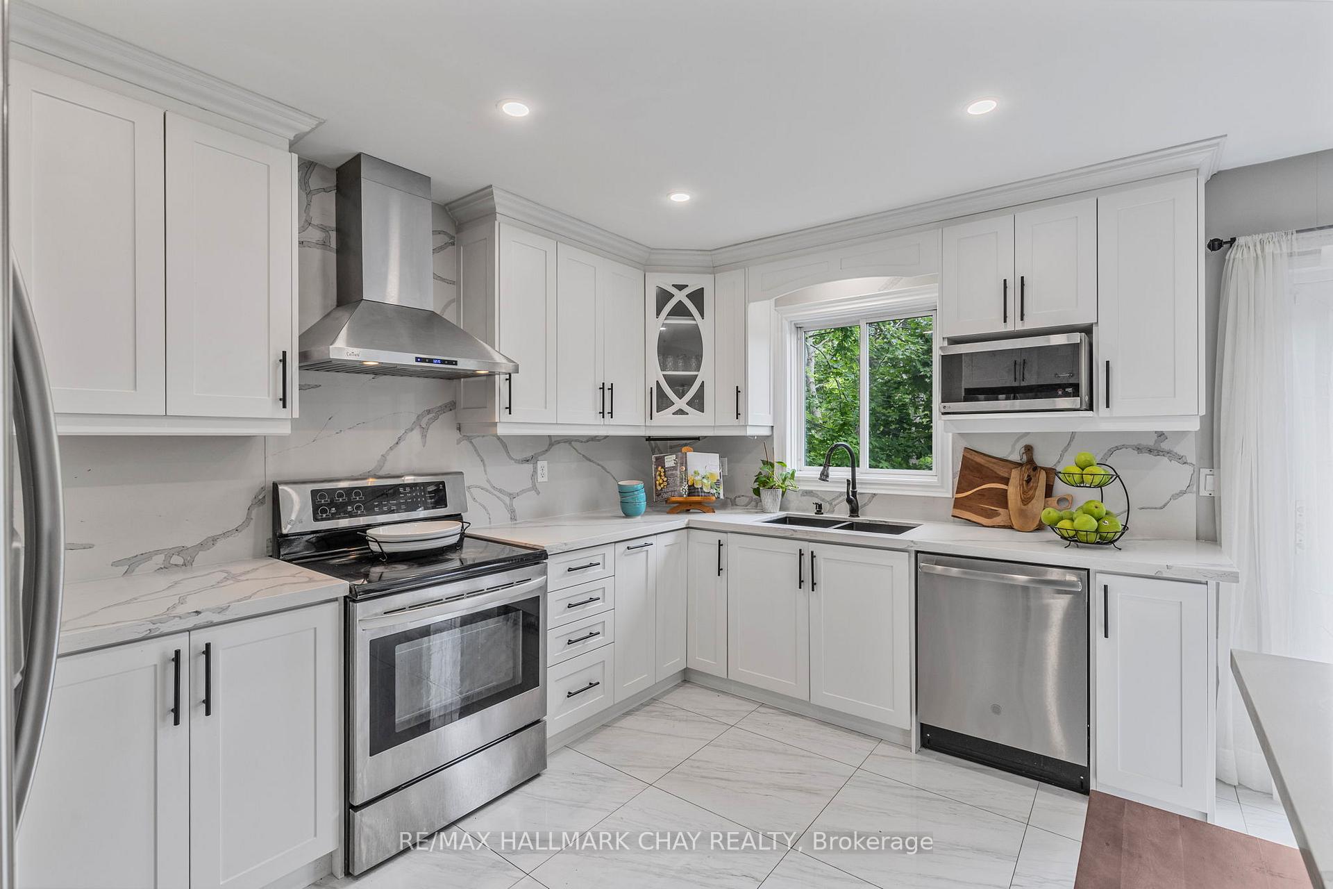Photo 12 of 22 Columbia Road, Barrie, Holly — HOMEH