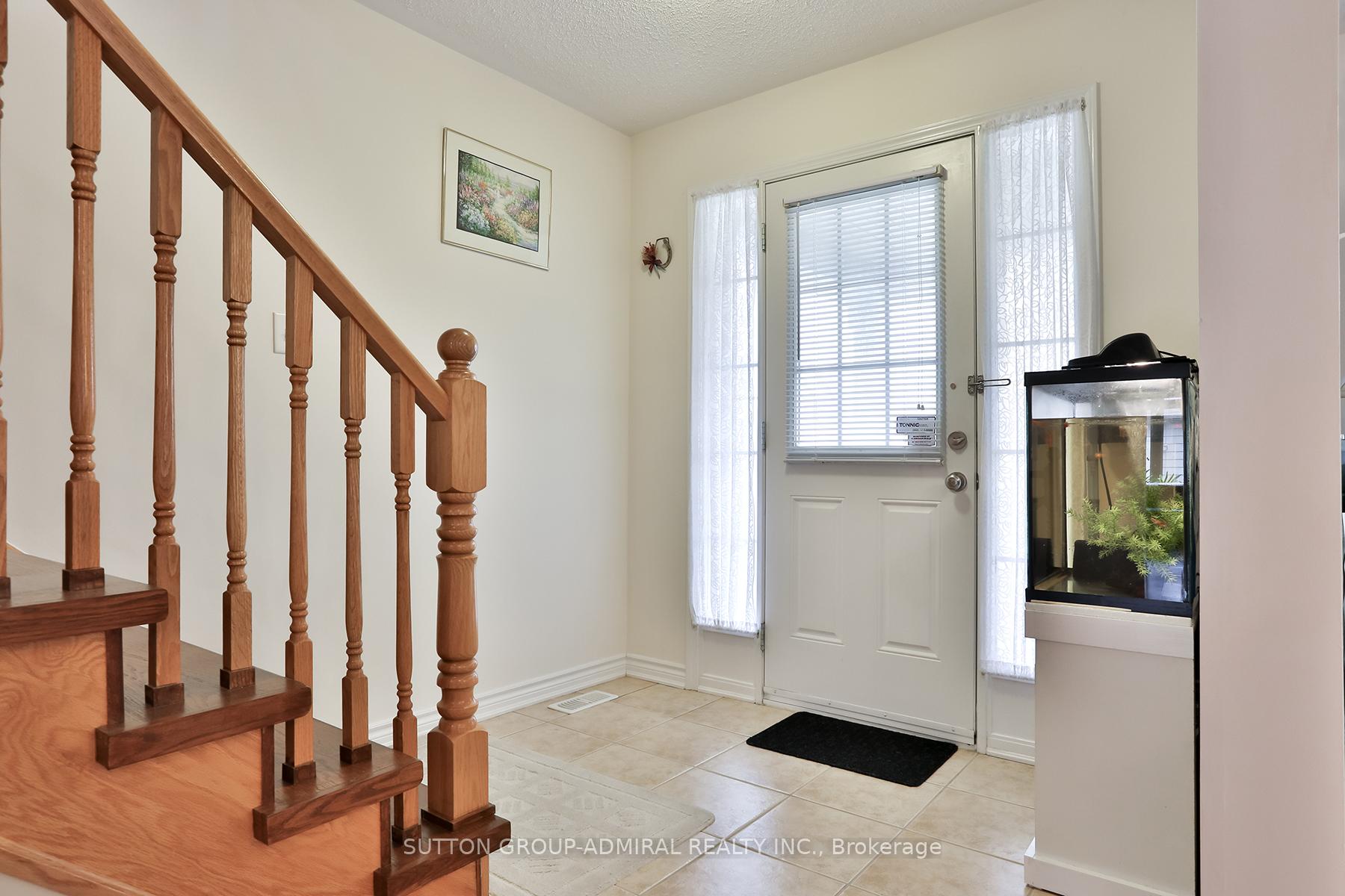 Photo 5 of 86 Gas Lamp Lane, Markham, Cornell — HOMEH
