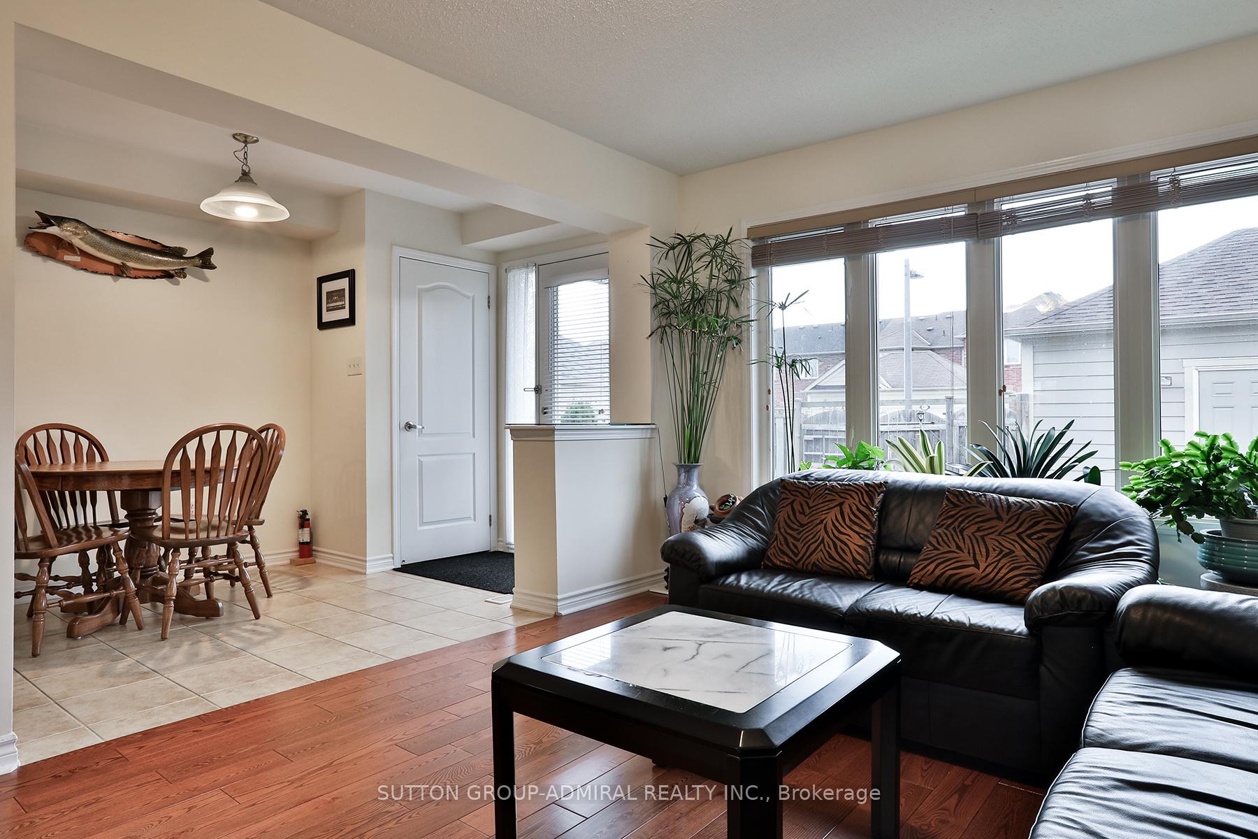 Photo 15 of 86 Gas Lamp Lane, Markham, Cornell — HOMEH
