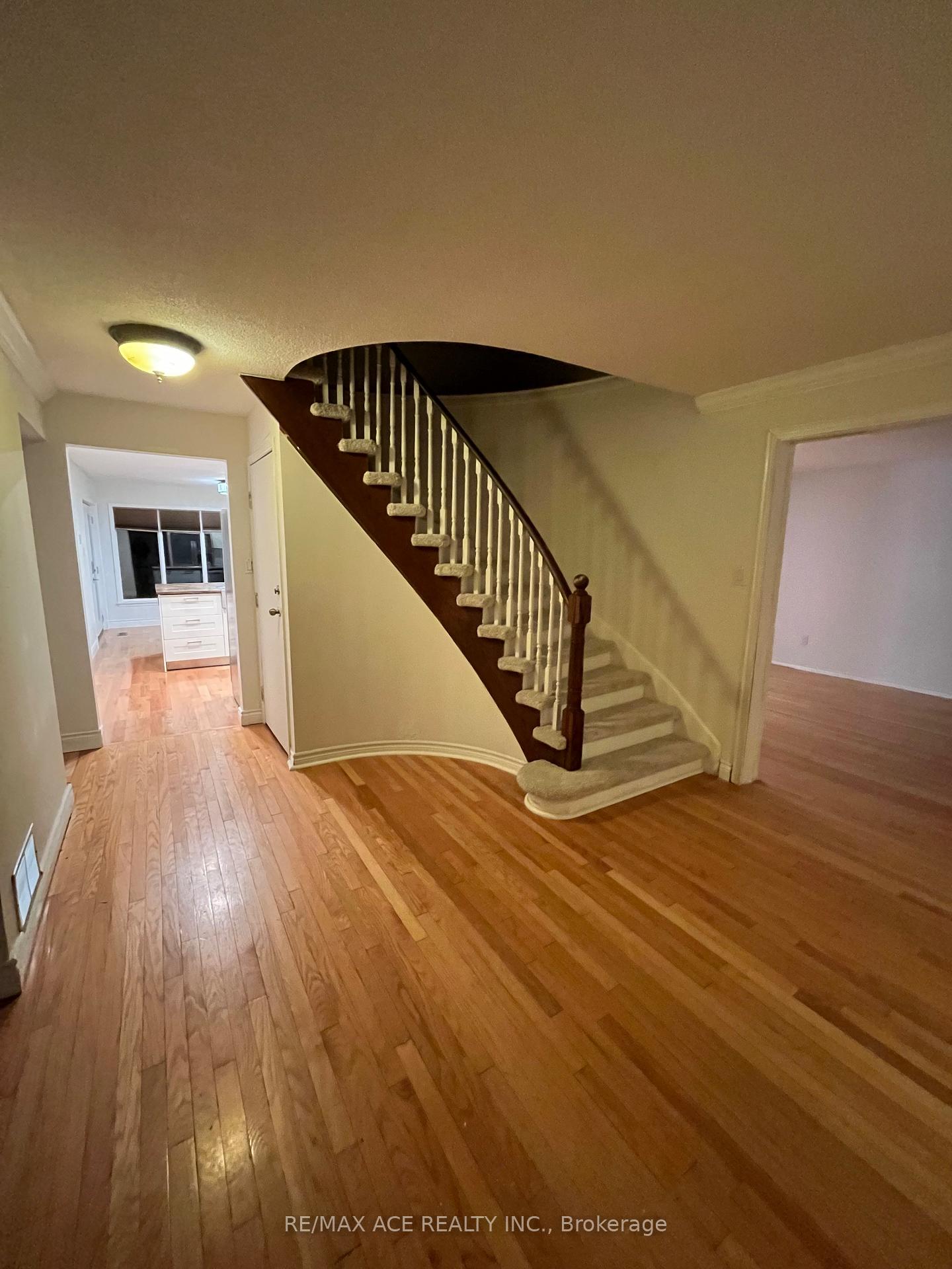 Photo 13 of 616 Bayfield Street, Pickering, Amberlea — HOMEH