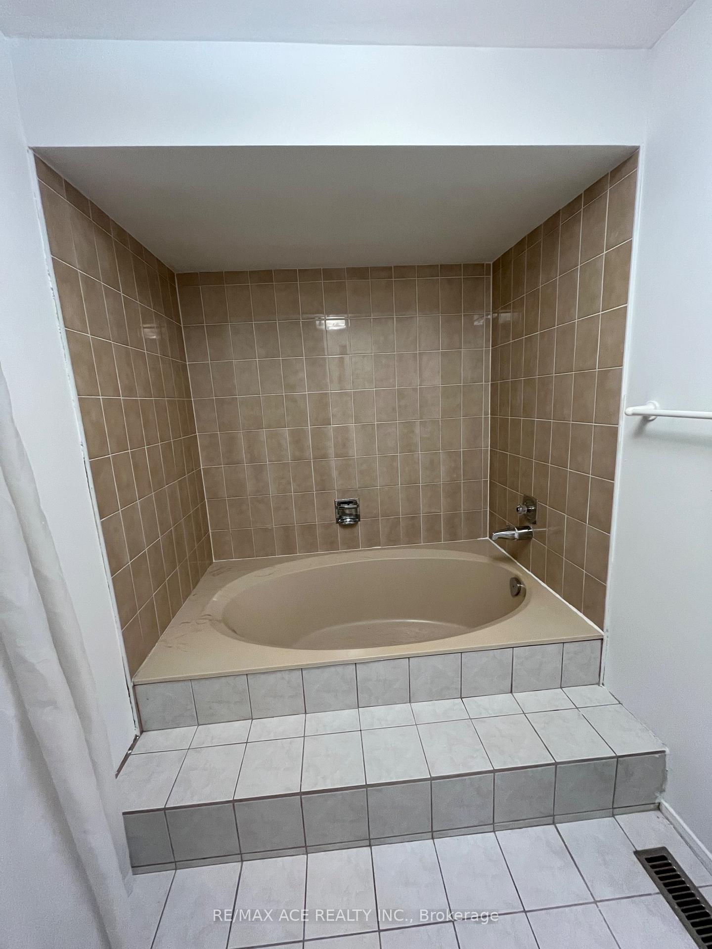 Photo 21 of 616 Bayfield Street, Pickering, Amberlea — HOMEH