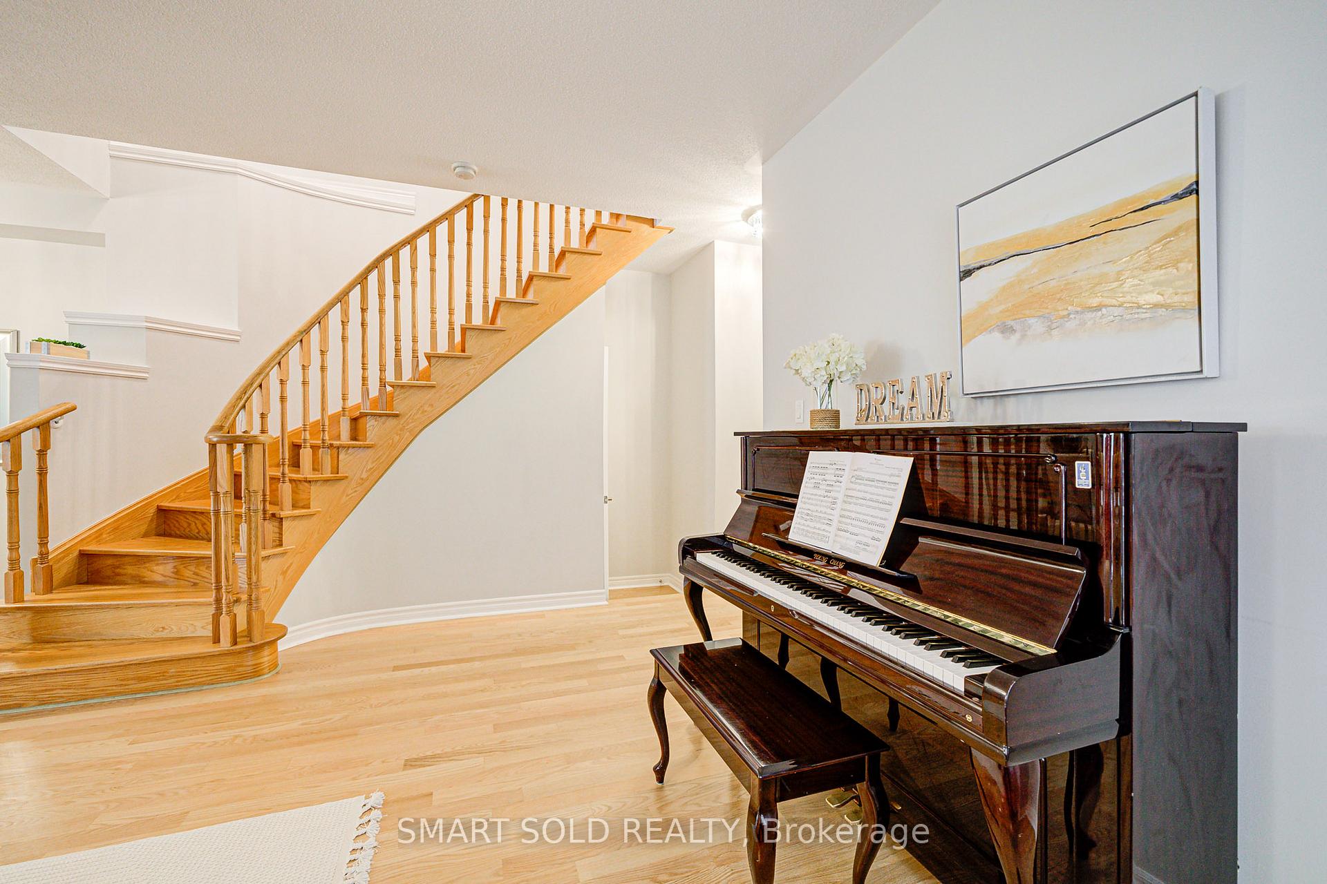 Photo 4 of 170 Carrier Crescent, Vaughan, Patterson — HOMEH