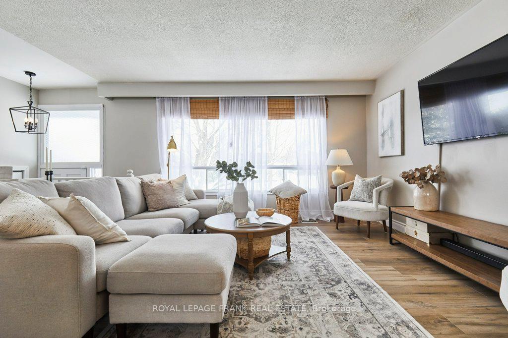 Photo 4 of 10 Harrison Drive, Uxbridge, Rural Uxbridge — HOMEH