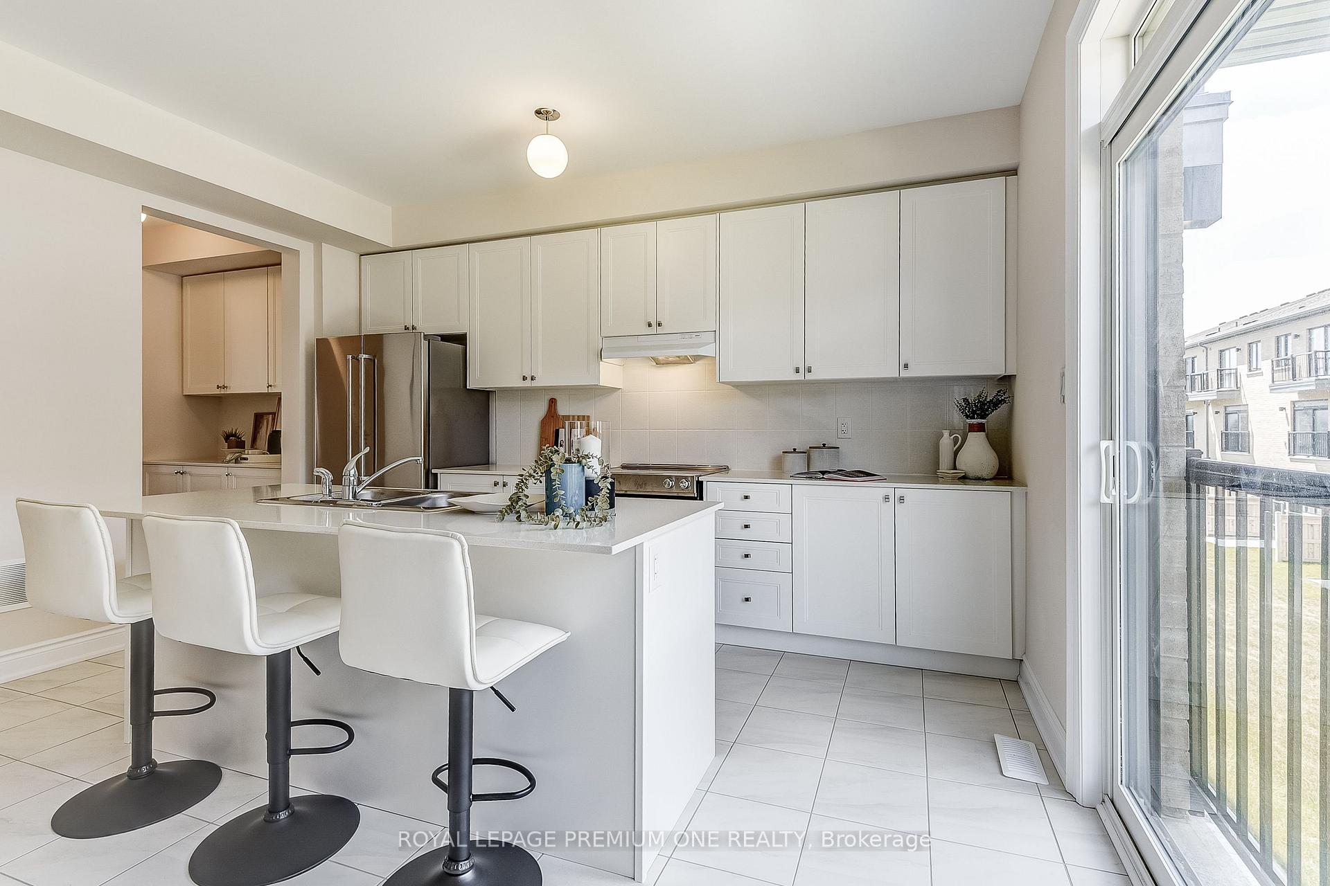 Photo 12 of 64 Tennant Circle, Vaughan, Vellore Village — HOMEH