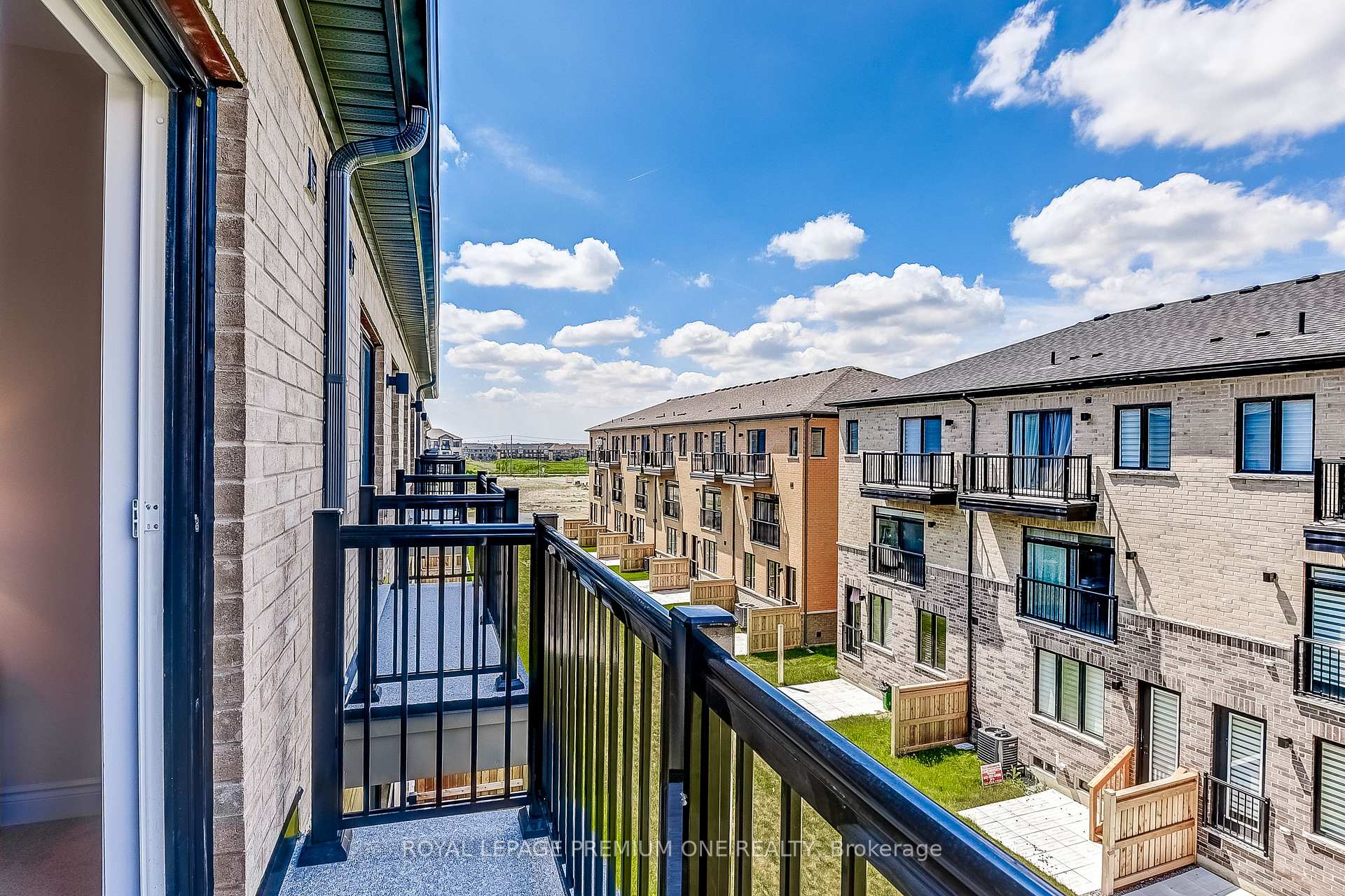 Photo 46 of 64 Tennant Circle, Vaughan, Vellore Village — HOMEH