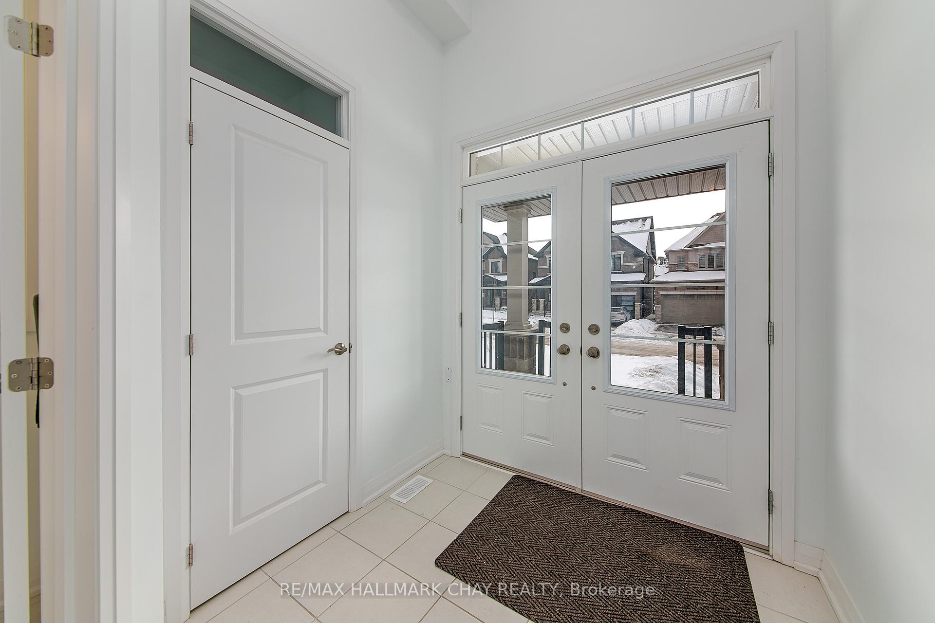 Photo 3 of 11 Copperhill Heights, Barrie, Painswick South — HOMEH