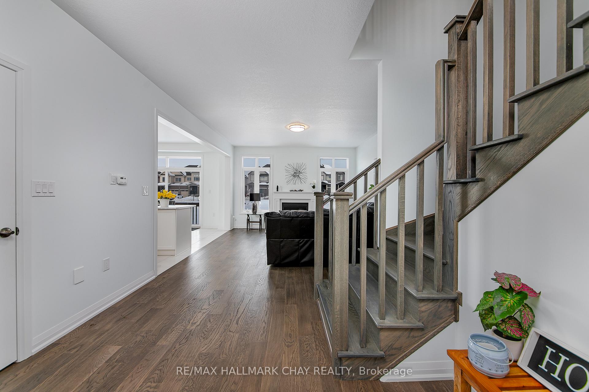 Photo 4 of 11 Copperhill Heights, Barrie, Painswick South — HOMEH