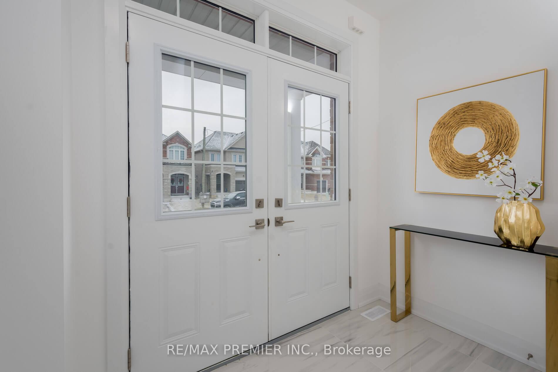 Photo 2 of 29 Virro Court, Vaughan, West Woodbridge — HOMEH