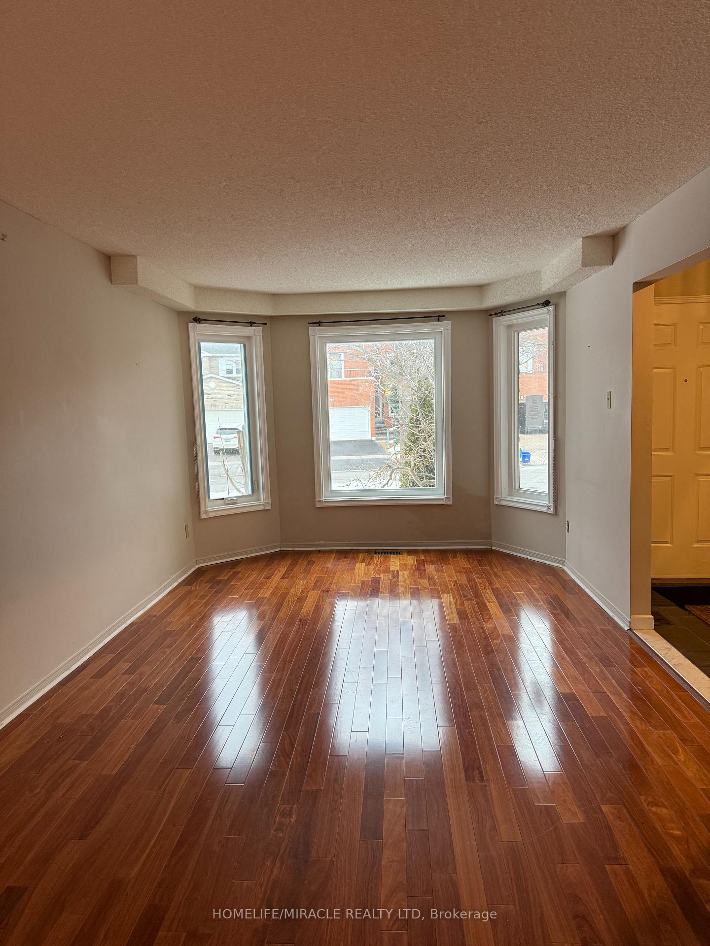 Photo 5 of 286 Brickstone Circle, Vaughan, Brownridge — HOMEH