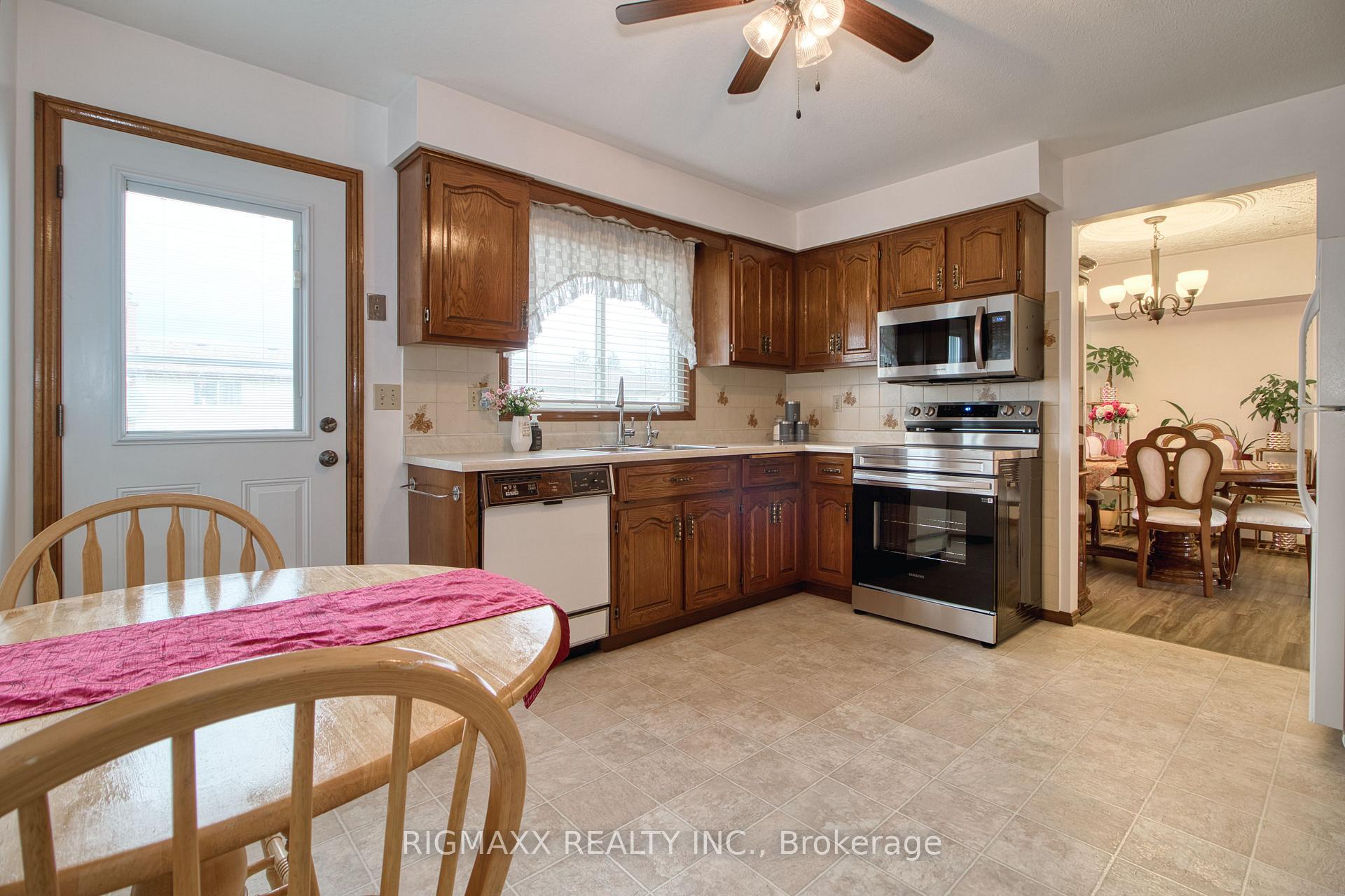 Photo 5 of 416 Heritage Drive, Kitchener — HOMEH