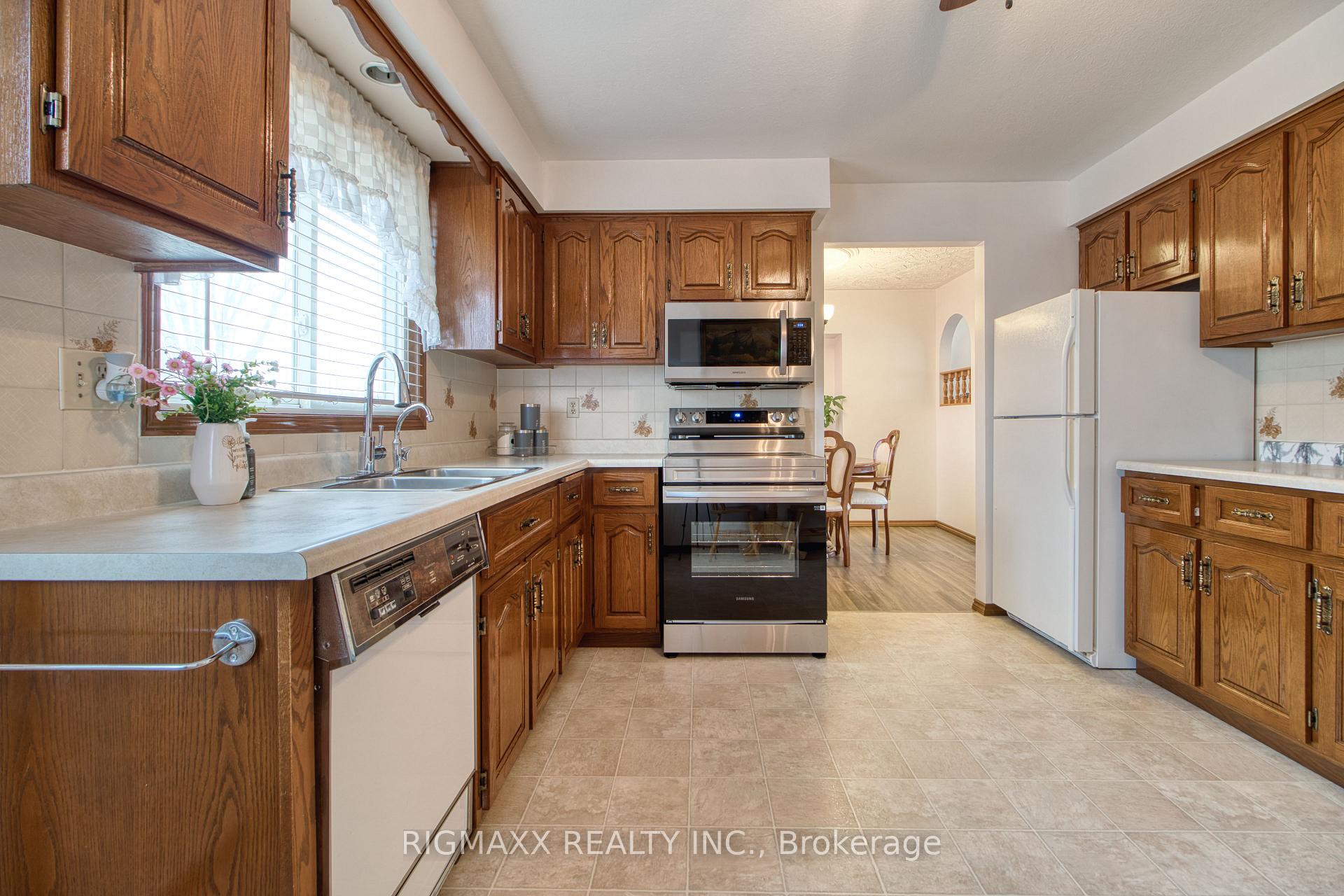 Photo 3 of 416 Heritage Drive, Kitchener — HOMEH