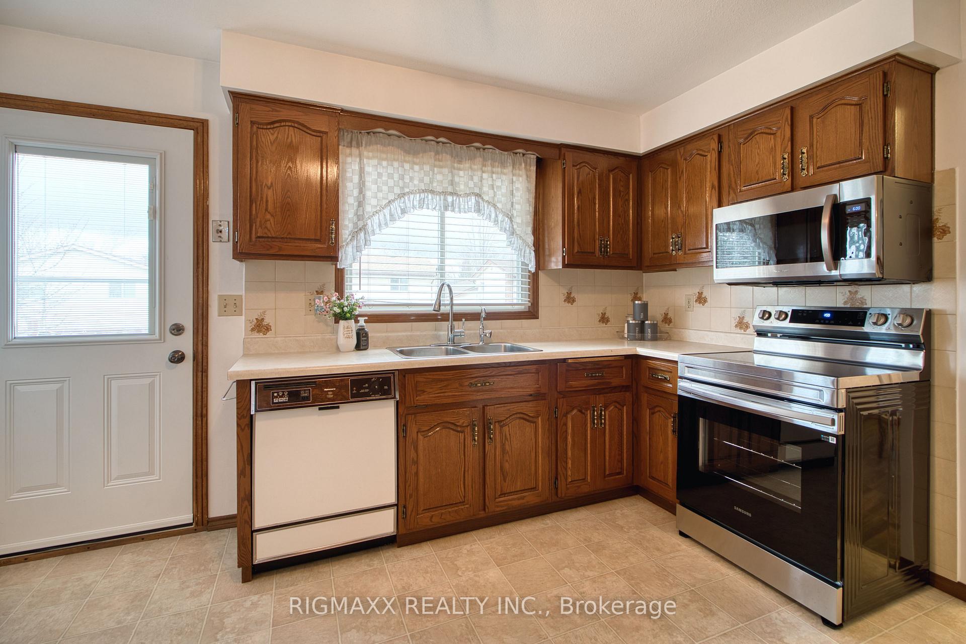 Photo 9 of 416 Heritage Drive, Kitchener — HOMEH