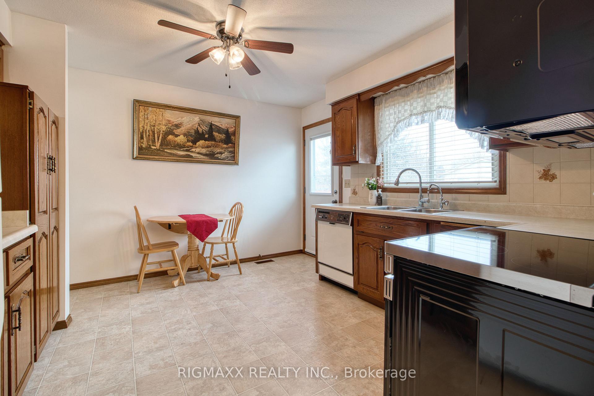 Photo 12 of 416 Heritage Drive, Kitchener — HOMEH