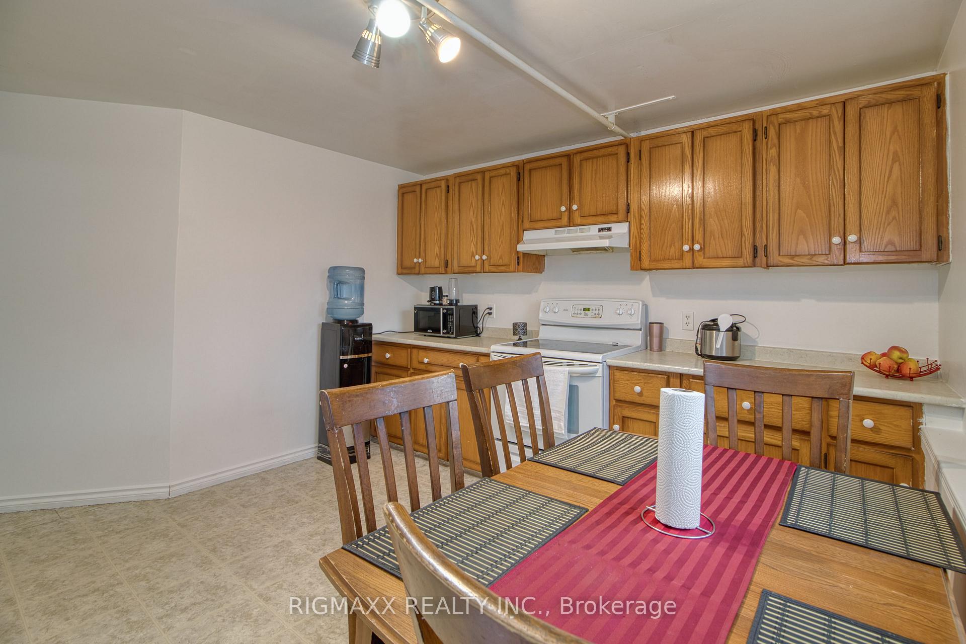 Photo 24 of 416 Heritage Drive, Kitchener — HOMEH
