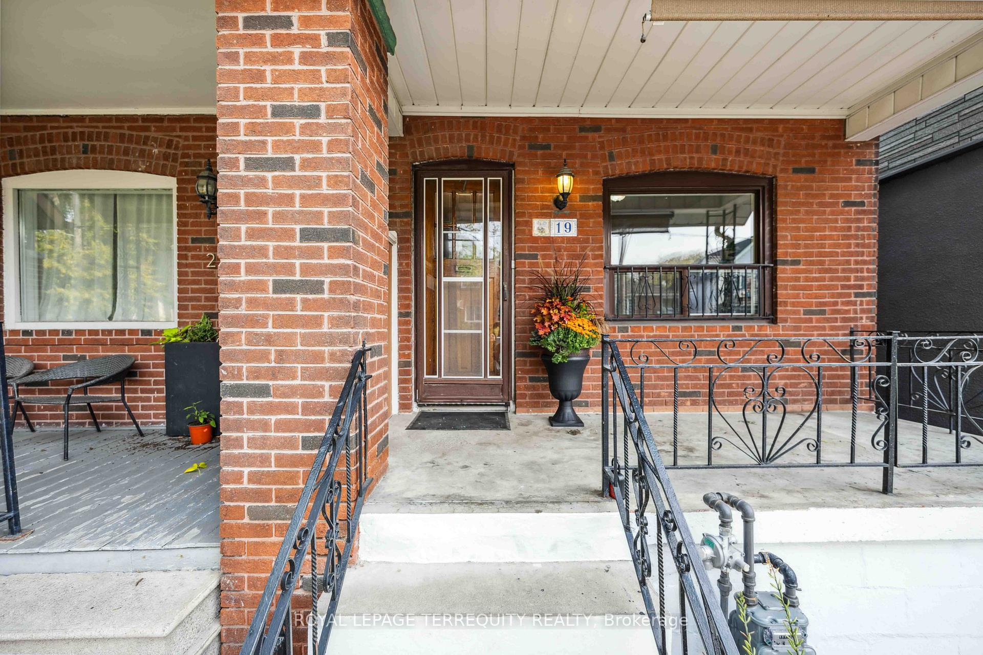 Photo 8 of 19 Curzon Street, Toronto, South Riverdale — HOMEH
