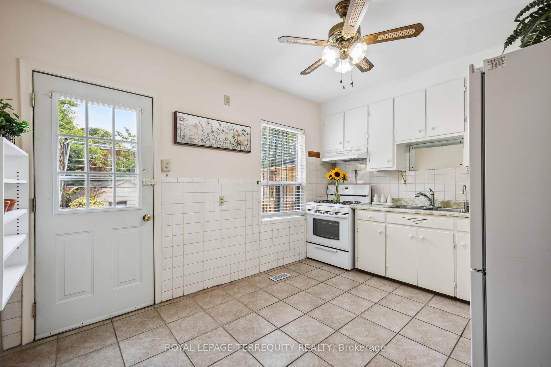 Photo 9 of 19 Curzon Street, Toronto, South Riverdale — HOMEH