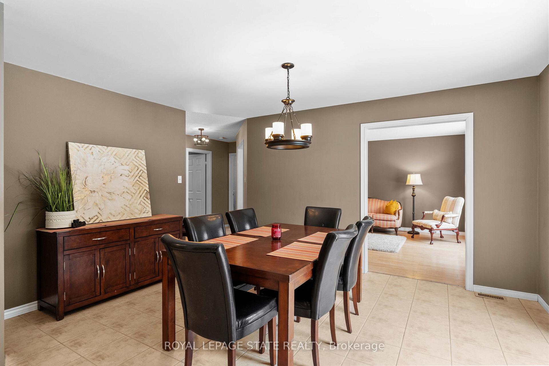 Photo 13 of 45 Tartan Drive, Haldimand — HOMEH