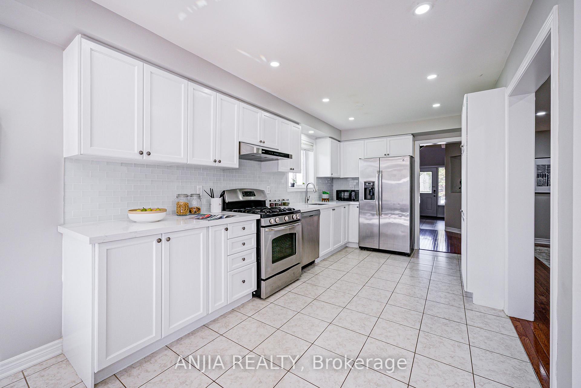 Photo 33 of 63 Brownridge Place, Whitby, Williamsburg — HOMEH
