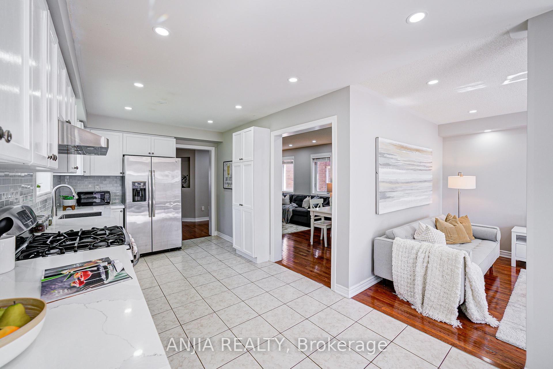 Photo 11 of 63 Brownridge Place, Whitby, Williamsburg — HOMEH