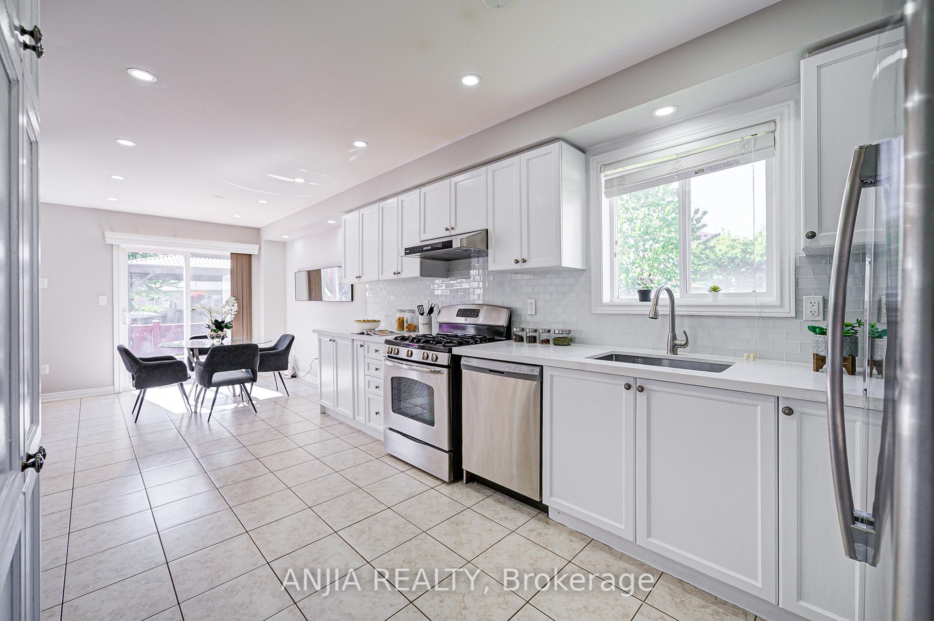 Photo 4 of 63 Brownridge Place, Whitby, Williamsburg — HOMEH