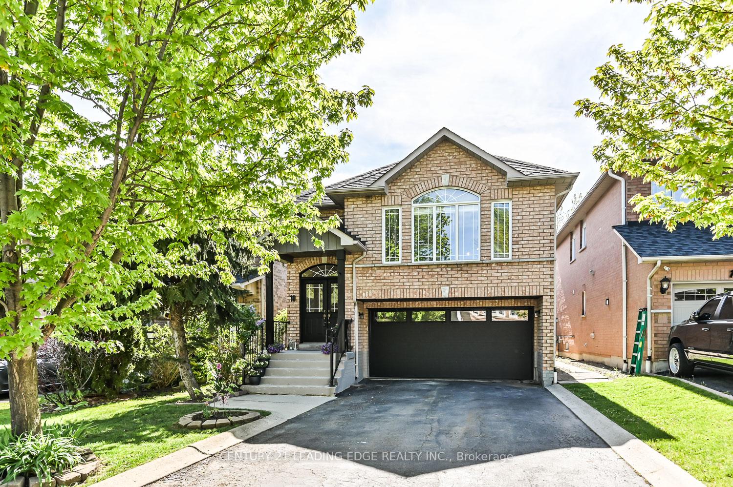 Photo 9 of 10 Lamont Court, Vaughan, Maple — HOMEH