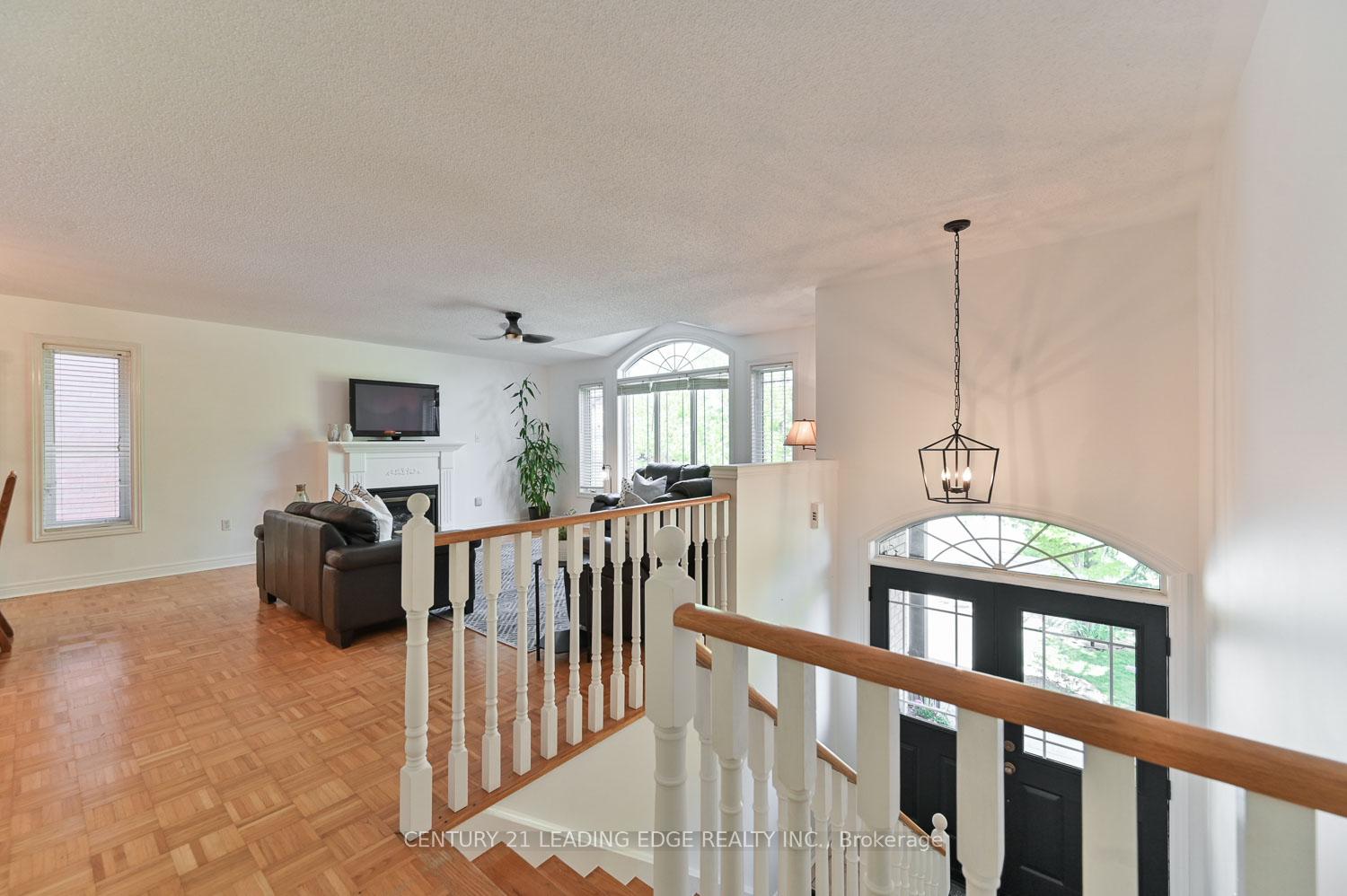Photo 5 of 10 Lamont Court, Vaughan, Maple — HOMEH