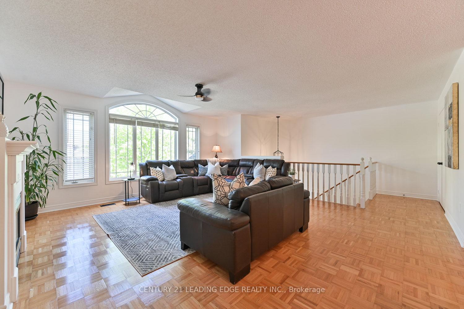 Photo 3 of 10 Lamont Court, Vaughan, Maple — HOMEH