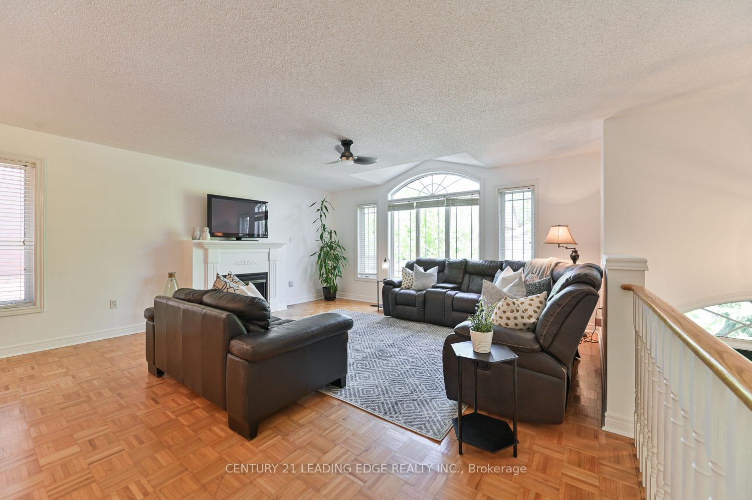 Photo 6 of 10 Lamont Court, Vaughan, Maple — HOMEH