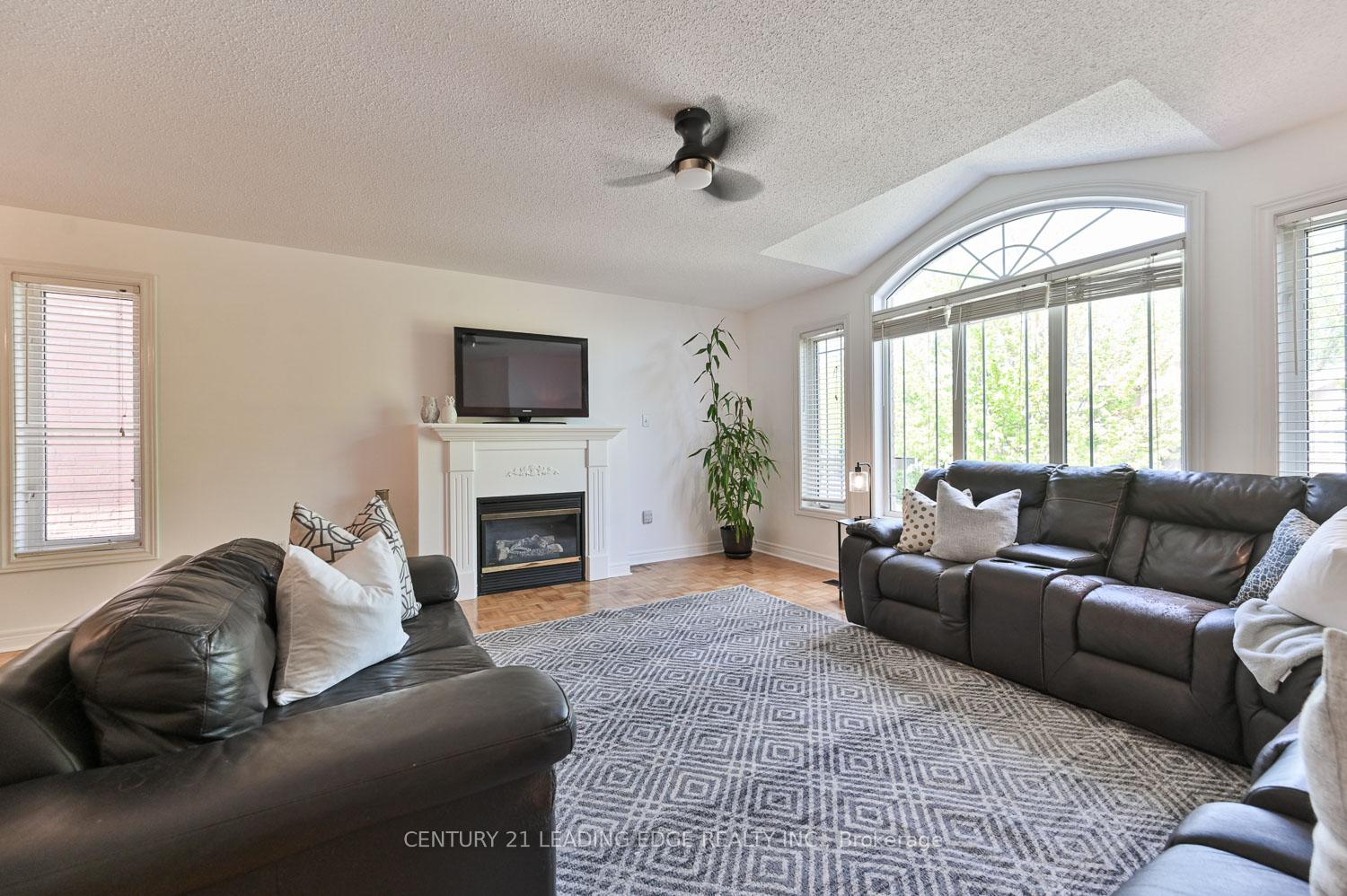 Photo 12 of 10 Lamont Court, Vaughan, Maple — HOMEH