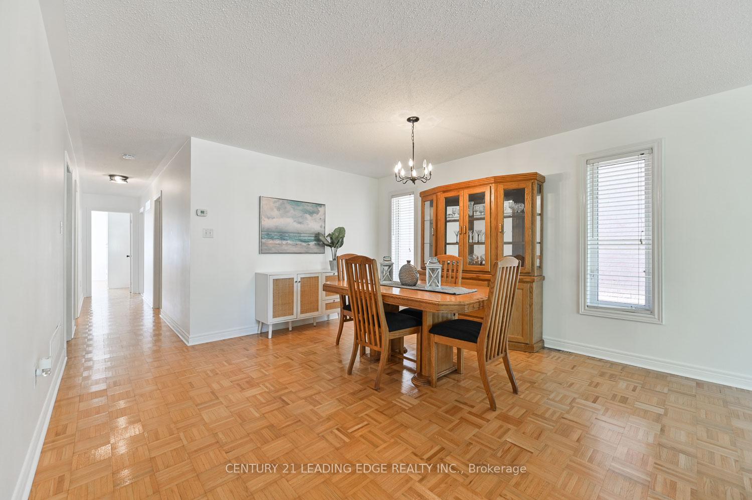 Photo 11 of 10 Lamont Court, Vaughan, Maple — HOMEH