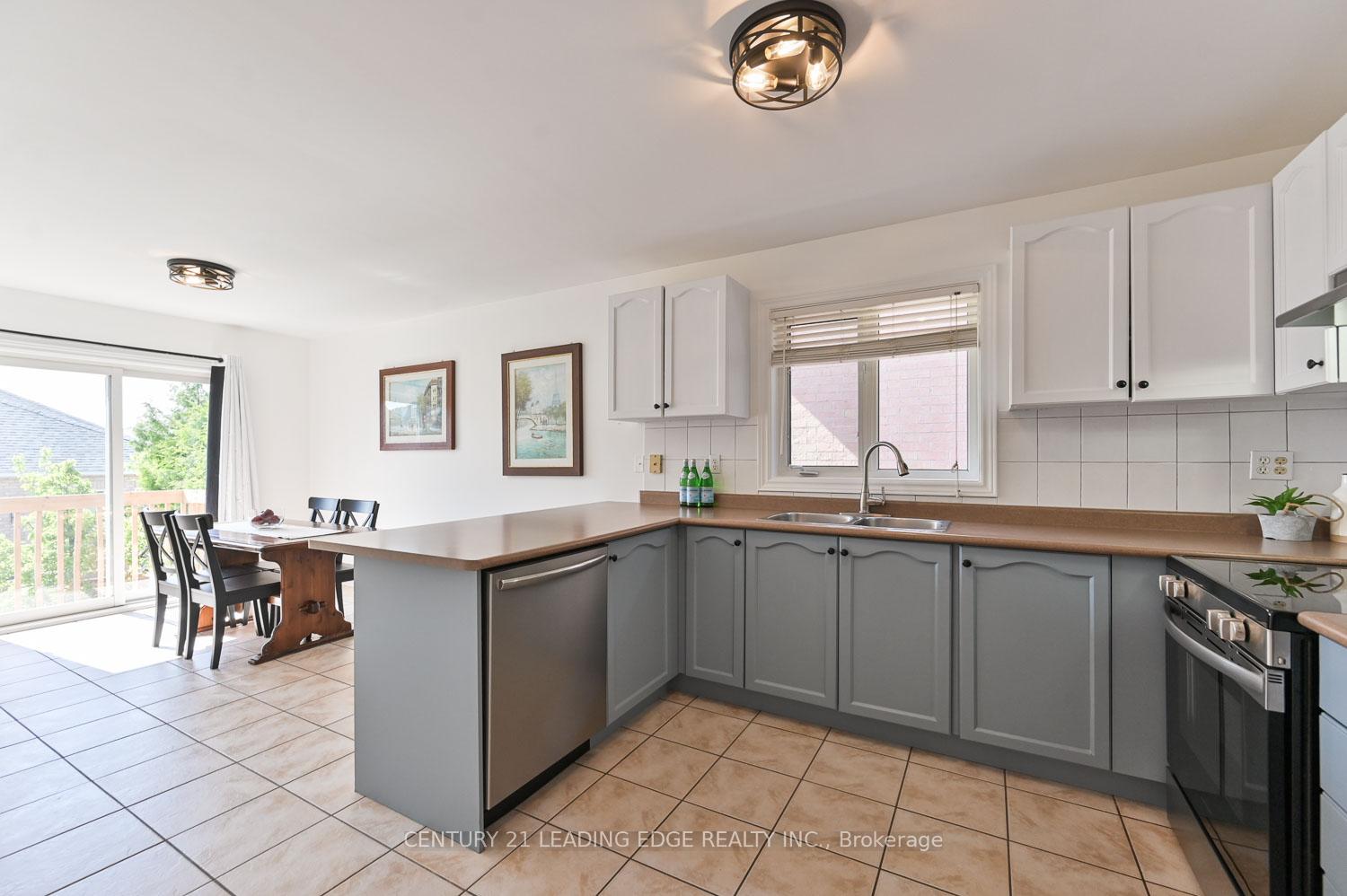 Photo 10 of 10 Lamont Court, Vaughan, Maple — HOMEH