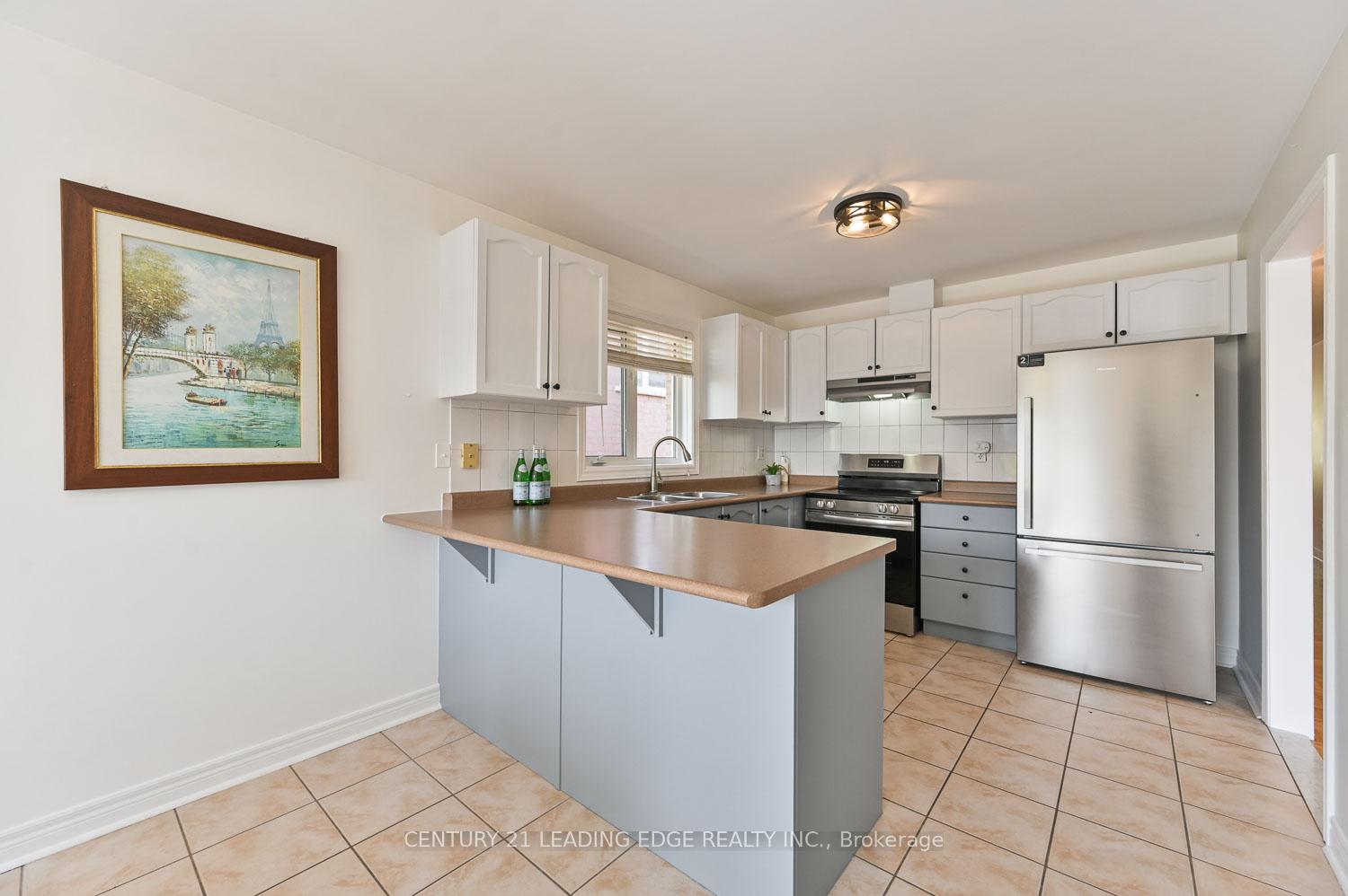 Photo 8 of 10 Lamont Court, Vaughan, Maple — HOMEH