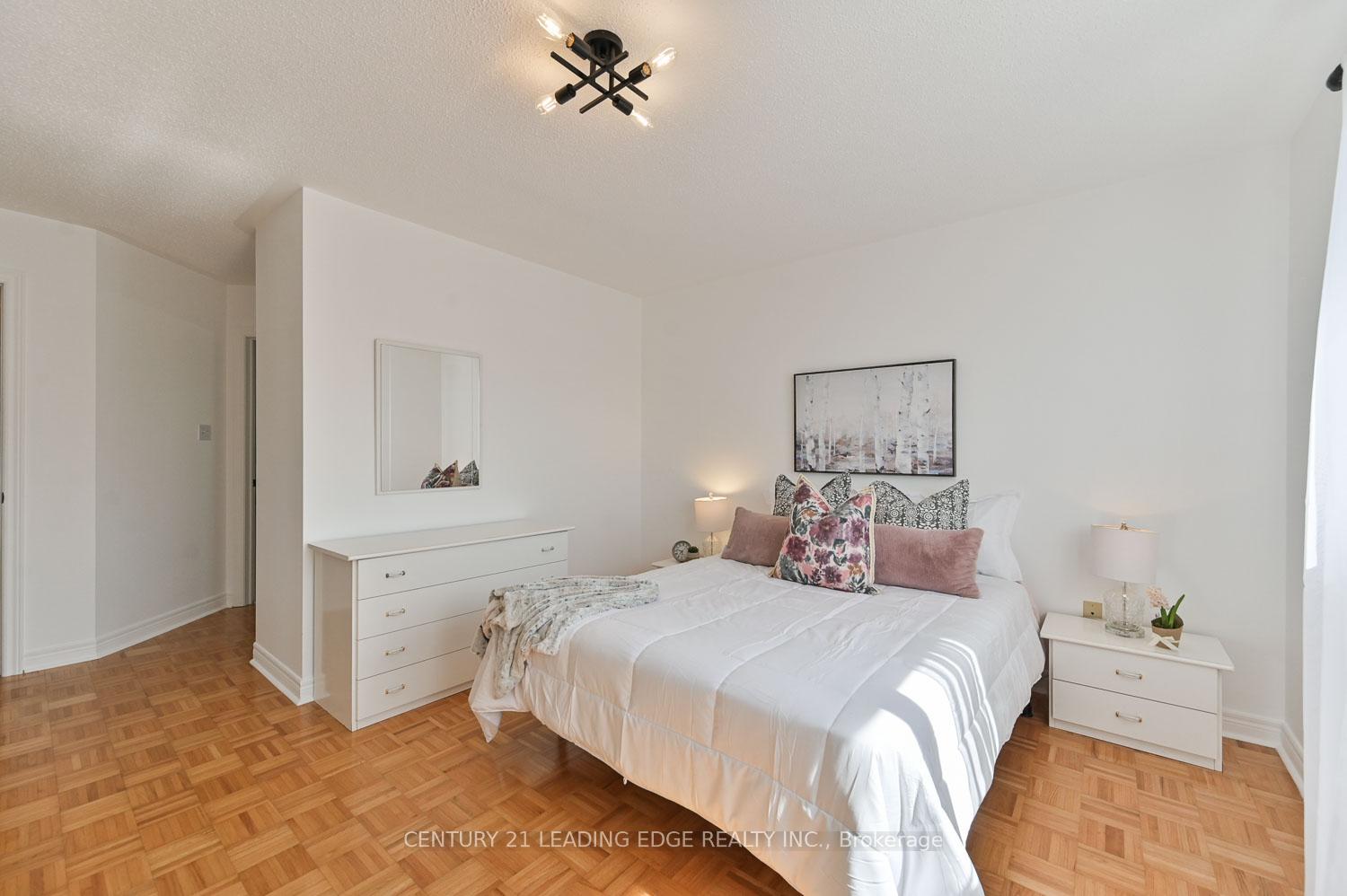 Photo 16 of 10 Lamont Court, Vaughan, Maple — HOMEH