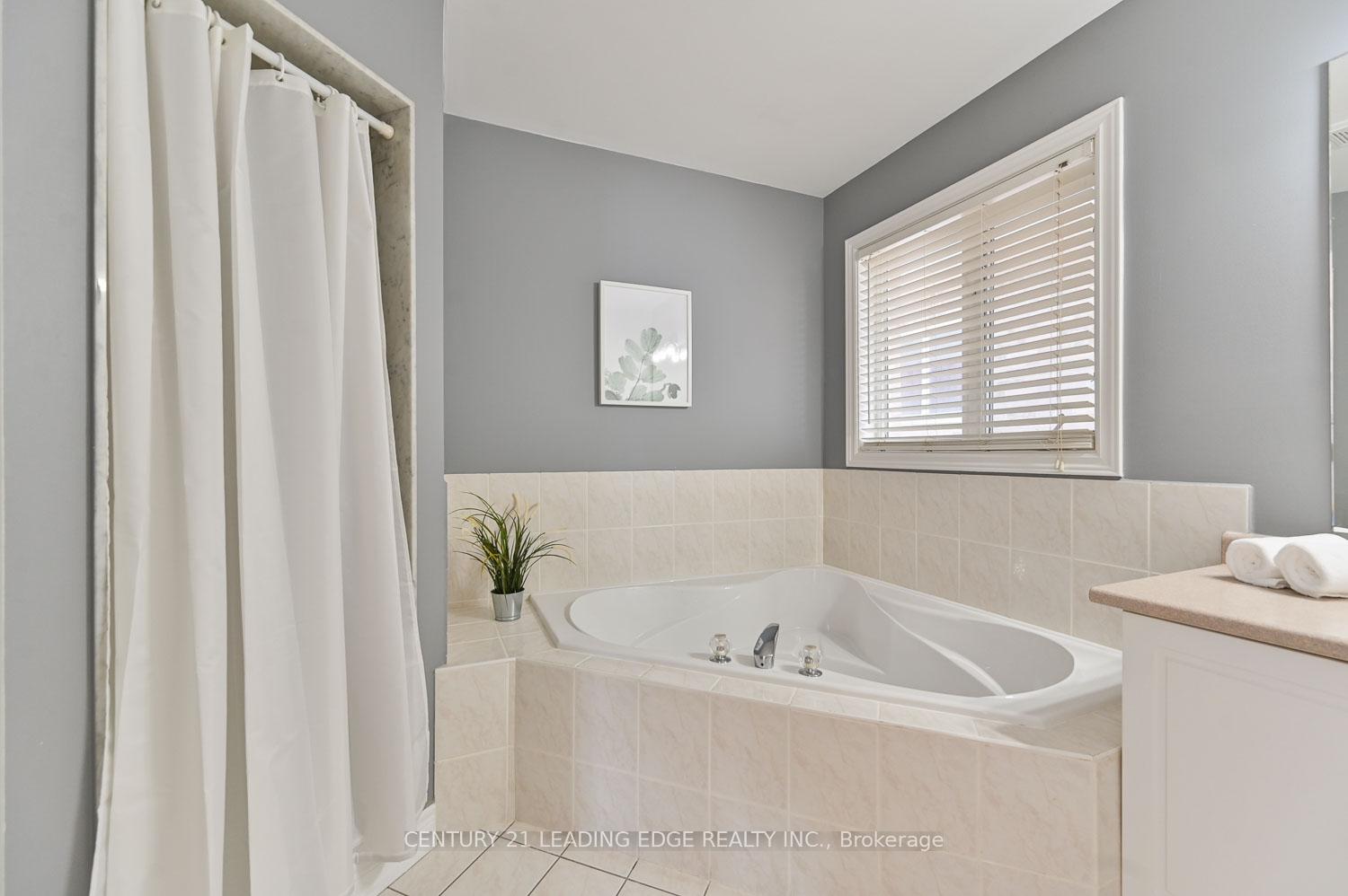 Photo 19 of 10 Lamont Court, Vaughan, Maple — HOMEH