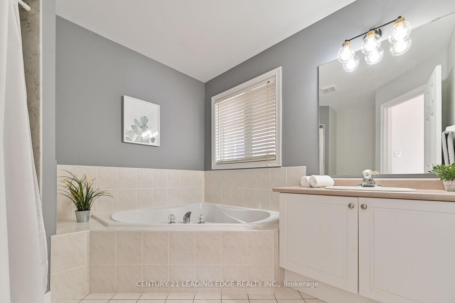 Photo 24 of 10 Lamont Court, Vaughan, Maple — HOMEH