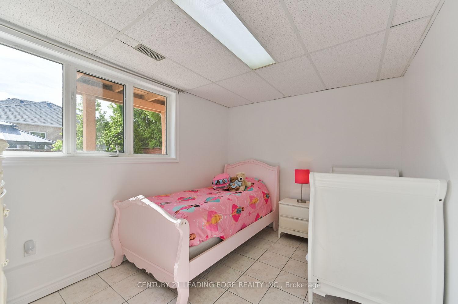 Photo 35 of 10 Lamont Court, Vaughan, Maple — HOMEH