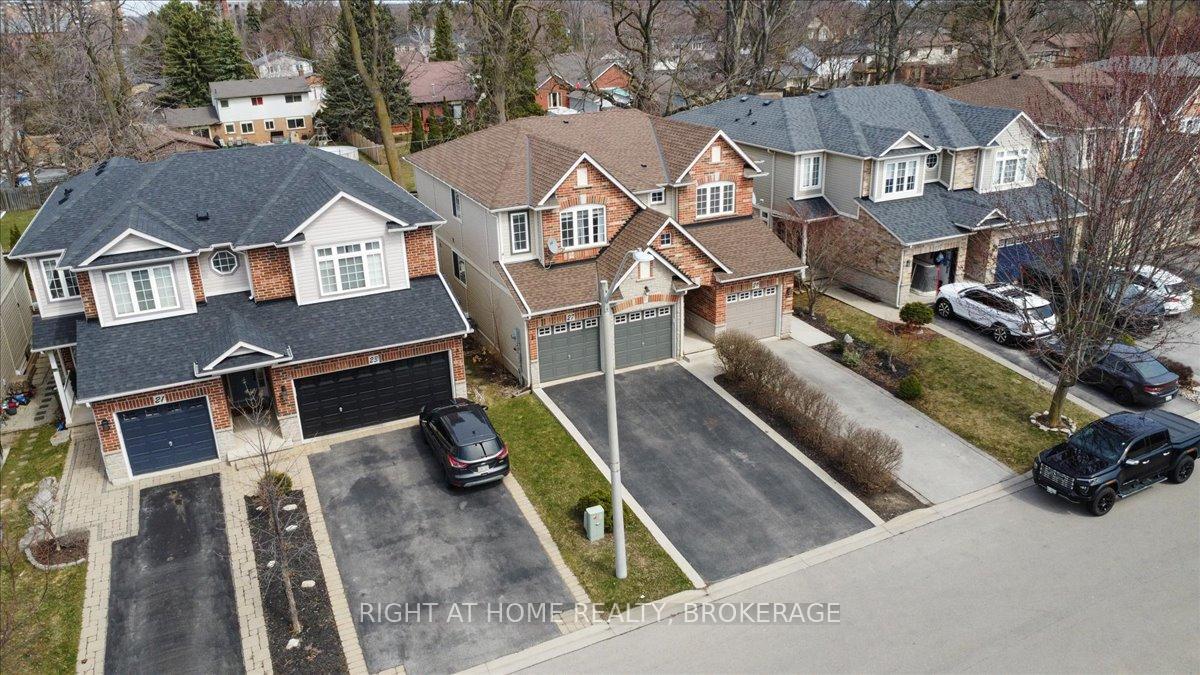 Photo 1 of 27 Sunnycroft Court, Hamilton, Waterdown — HOMEH