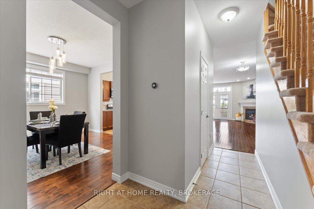 Photo 4 of 27 Sunnycroft Court, Hamilton, Waterdown — HOMEH