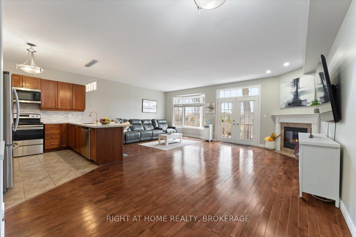 Photo 2 of 27 Sunnycroft Court, Hamilton, Waterdown — HOMEH