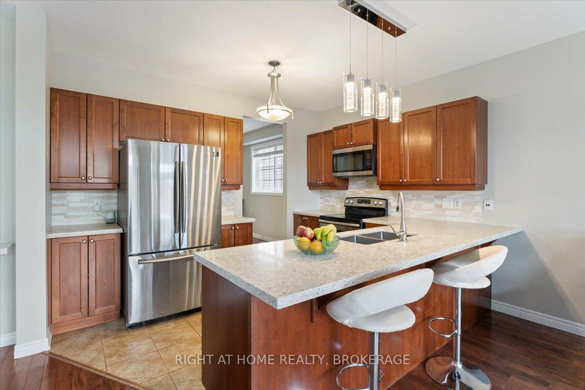 Photo 5 of 27 Sunnycroft Court, Hamilton, Waterdown — HOMEH