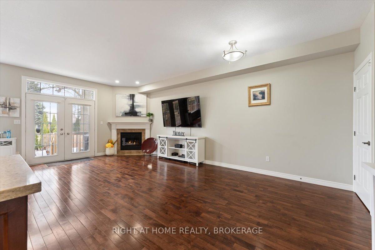 Photo 3 of 27 Sunnycroft Court, Hamilton, Waterdown — HOMEH
