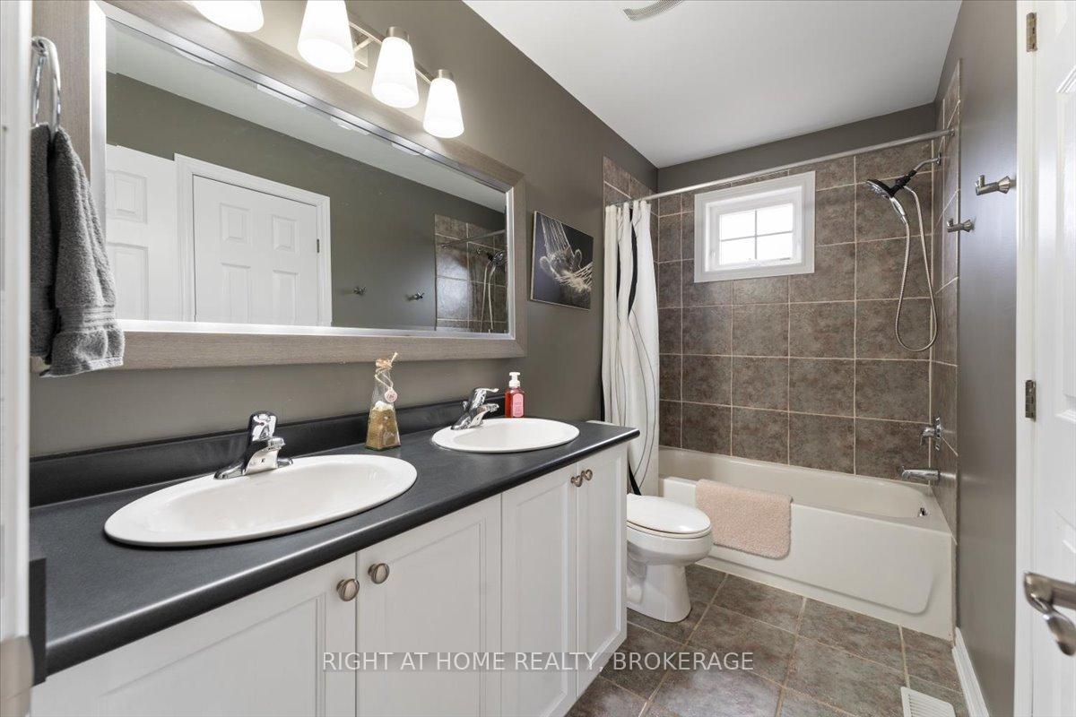 Photo 8 of 27 Sunnycroft Court, Hamilton, Waterdown — HOMEH