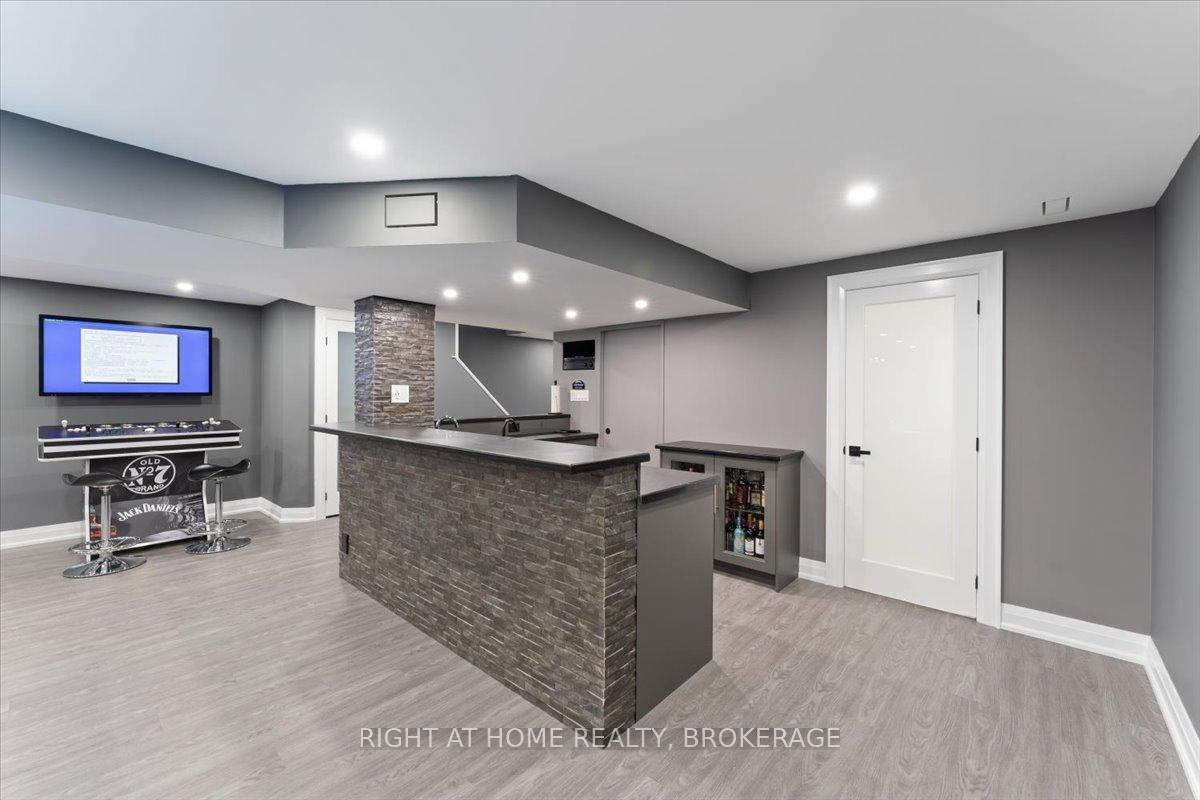 Photo 13 of 27 Sunnycroft Court, Hamilton, Waterdown — HOMEH