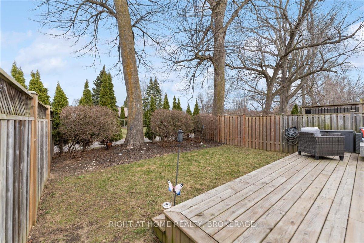 Photo 18 of 27 Sunnycroft Court, Hamilton, Waterdown — HOMEH