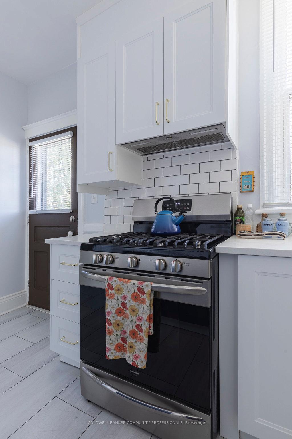 Photo 14 of 6 Belview Avenue, Hamilton, Crown Point — HOMEH