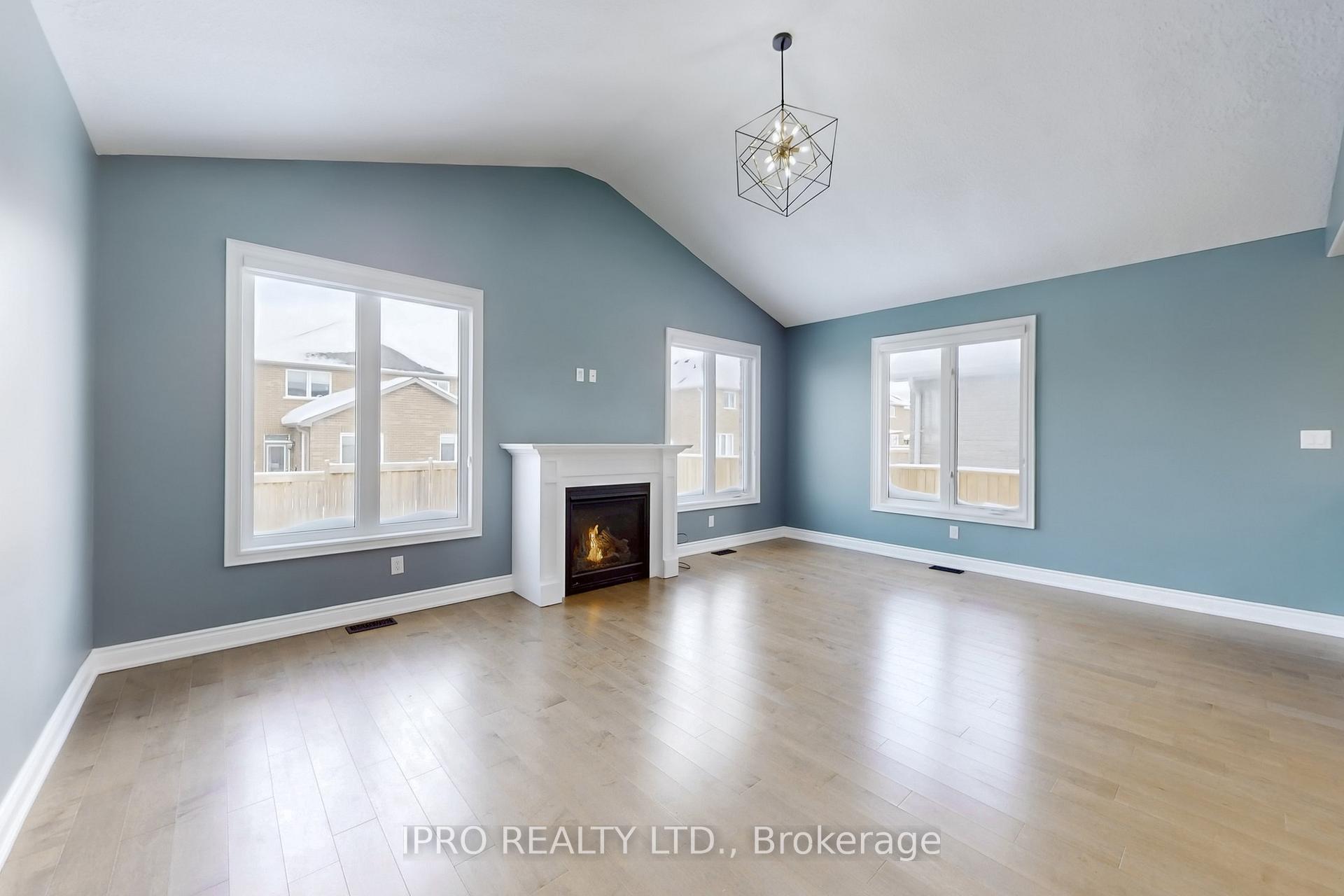 Photo 6 of 104 Nathan Crescent, Barrie, Painswick South — HOMEH