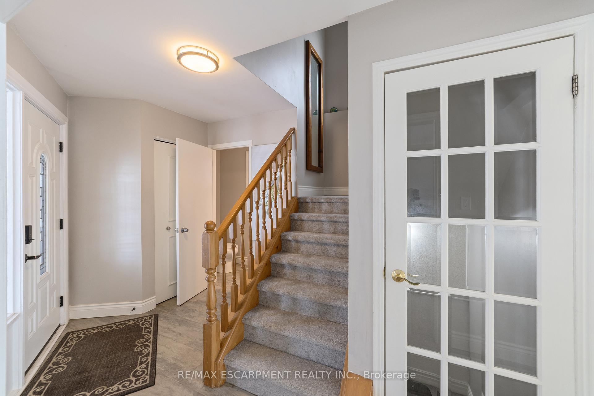Photo 2 of 161 Twin Crescent, Hamilton, Butler — HOMEH