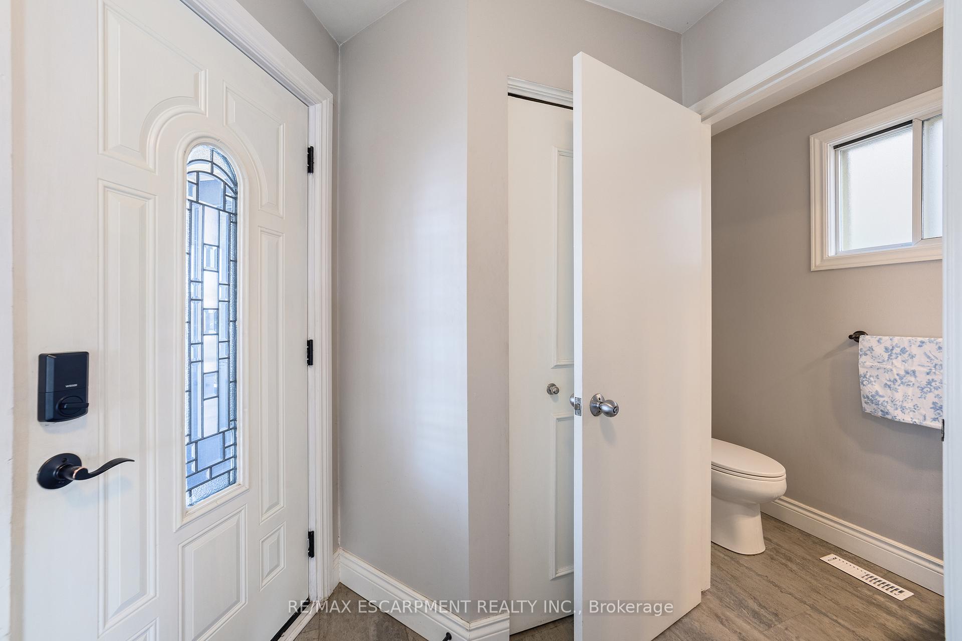 Photo 4 of 161 Twin Crescent, Hamilton, Butler — HOMEH