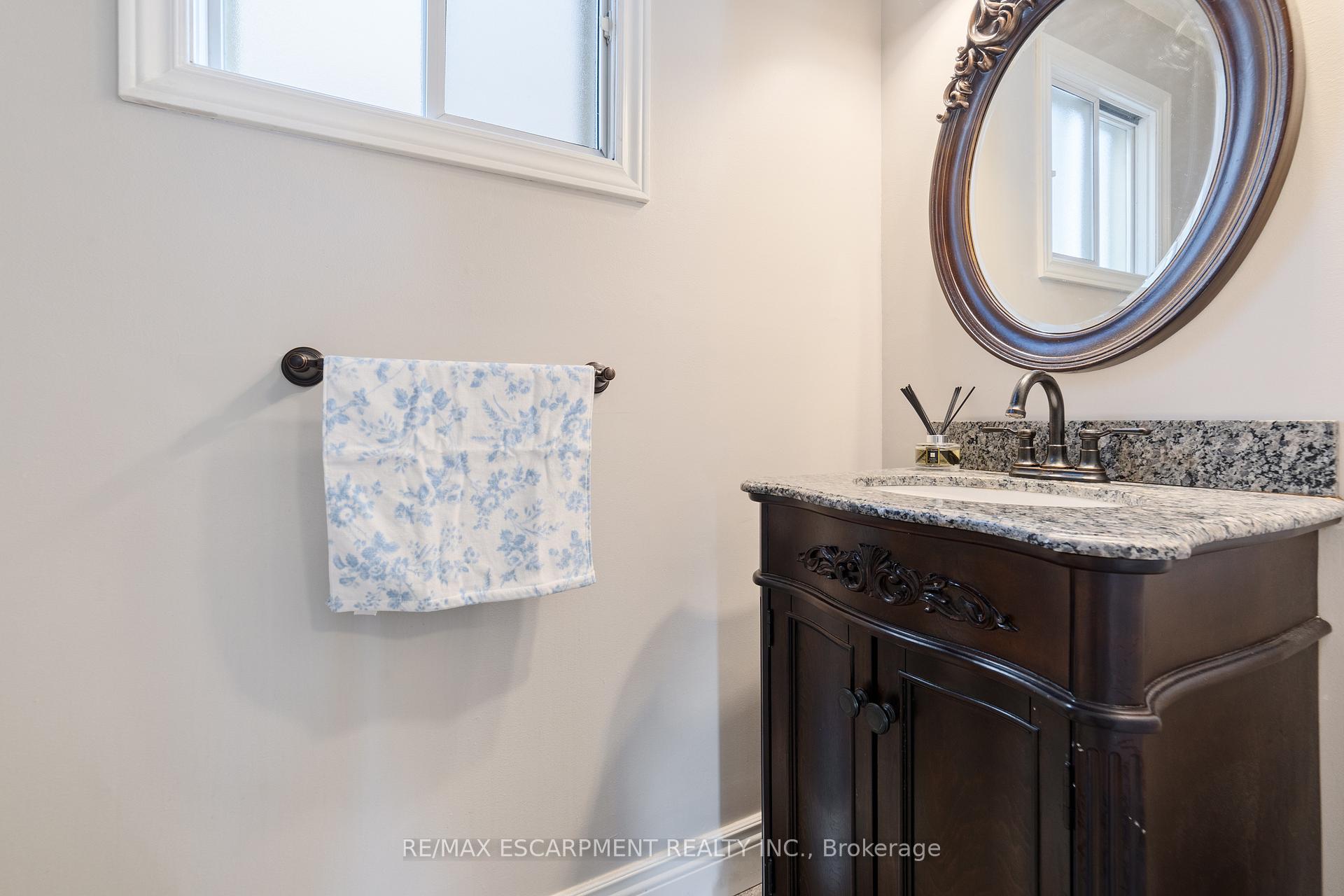Photo 3 of 161 Twin Crescent, Hamilton, Butler — HOMEH