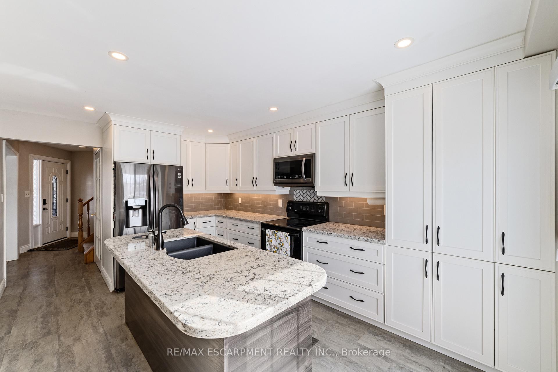 Photo 12 of 161 Twin Crescent, Hamilton, Butler — HOMEH